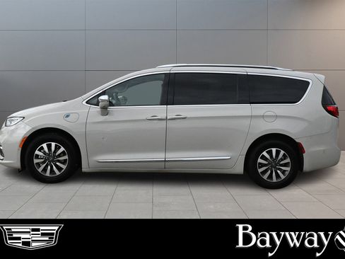 Used 2021 Chrysler Pacifica Limited w/ Uconnect Theater Family Group image 4