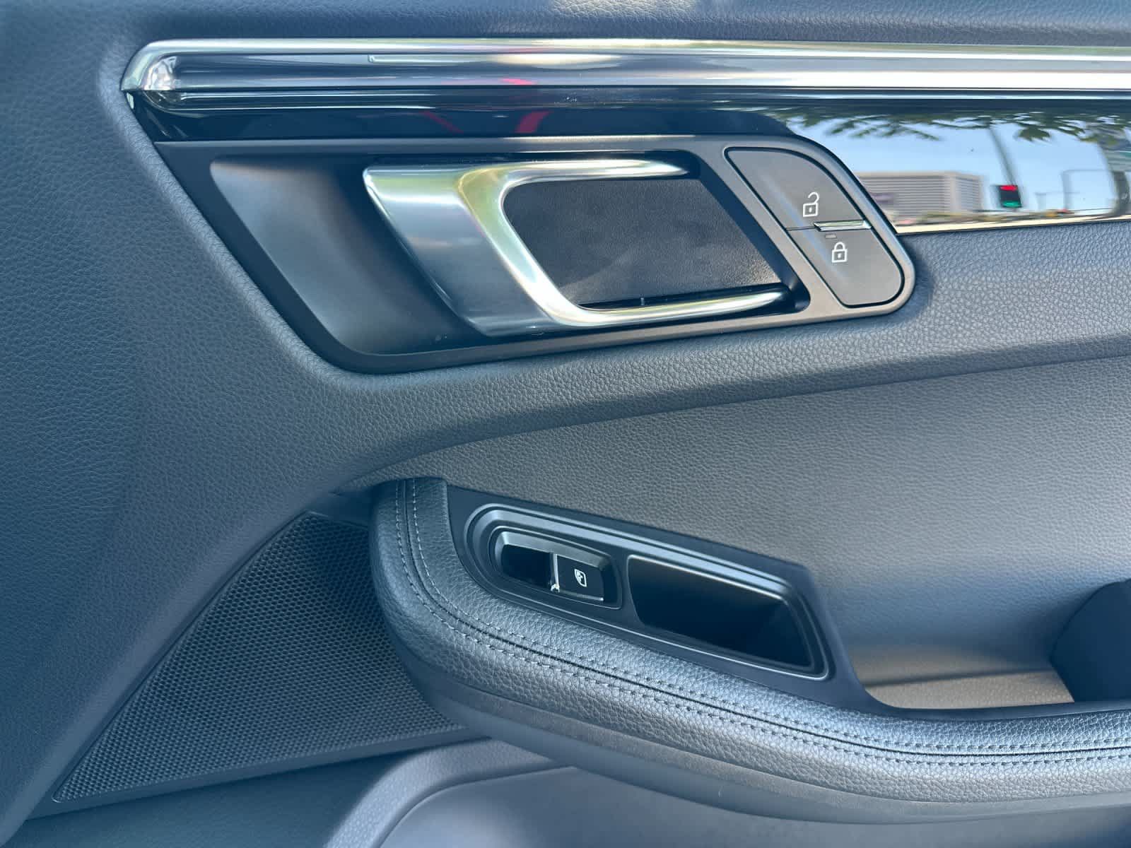 Certified 2025 Porsche Macan AWD/4WD image 19