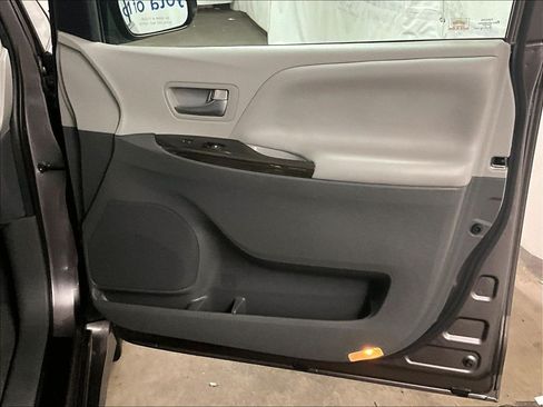 Certified 2020 Toyota Sienna XLE Premium AWD/4WD image 12