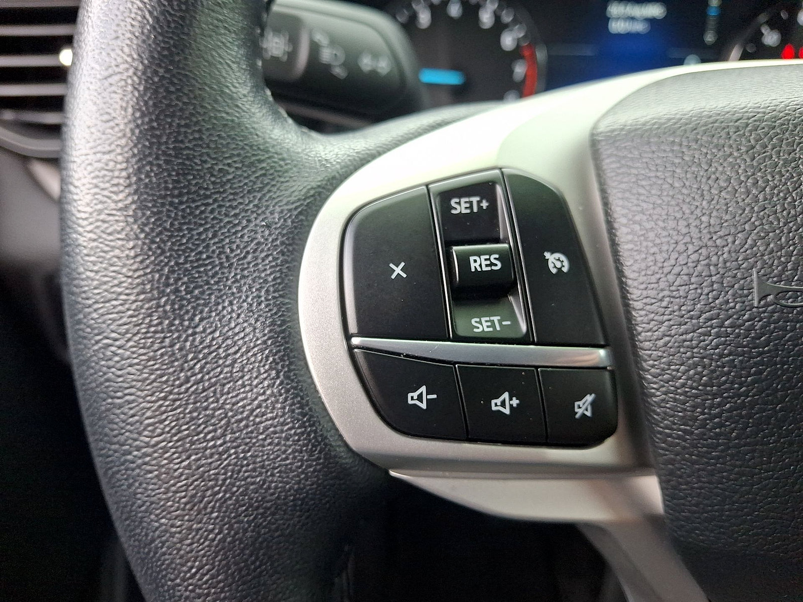 Used 2023 Ford Explorer XLT AWD/4WD image 17
