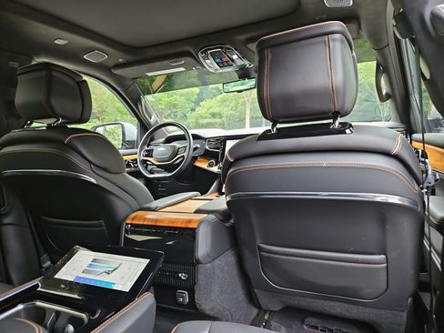 Used 2022 Jeep Grand Wagoneer Series III AWD/4WD image 18