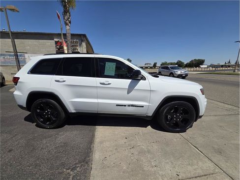 Used 2019 Jeep Grand Cherokee Laredo RWD image 4