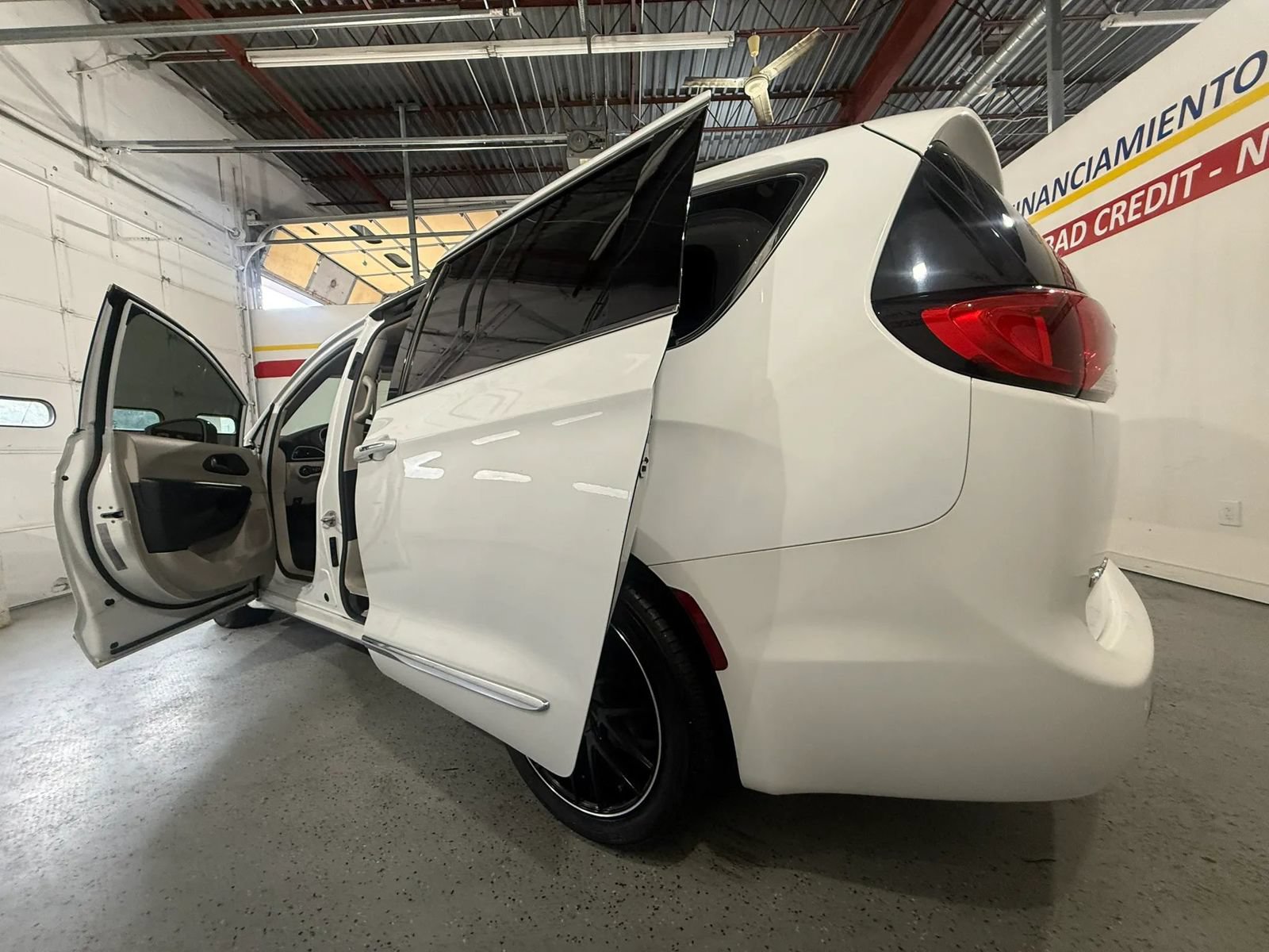 Used 2018 Chrysler Pacifica Touring-L FWD image 17