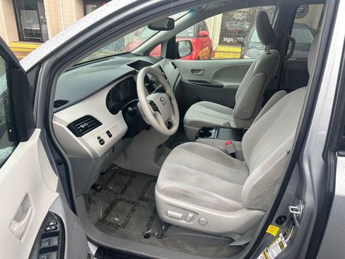 Used 2013 Toyota Sienna LE FWD image 21
