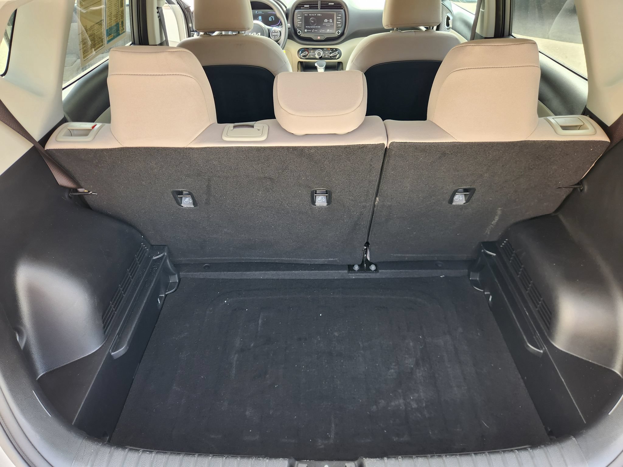 Used 2025 Kia Soul LX w/ LX Technology Package FWD image 11