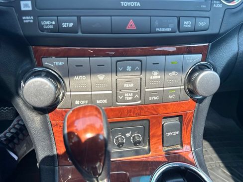 Used 2012 Toyota Highlander Limited w/ Tow Pkg AWD/4WD image 14
