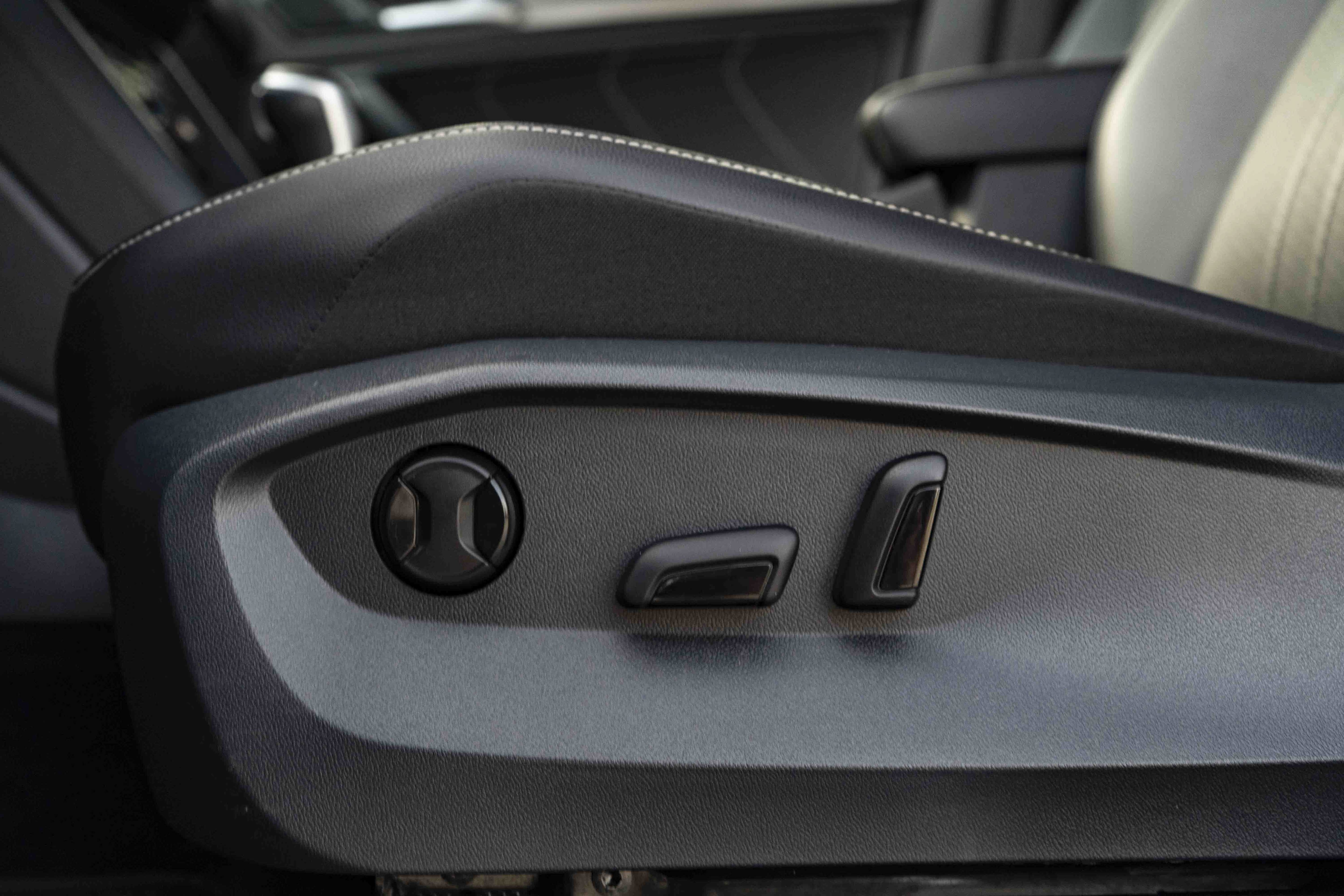 Certified 2023 Volkswagen Tiguan SE R-Line FWD image 34