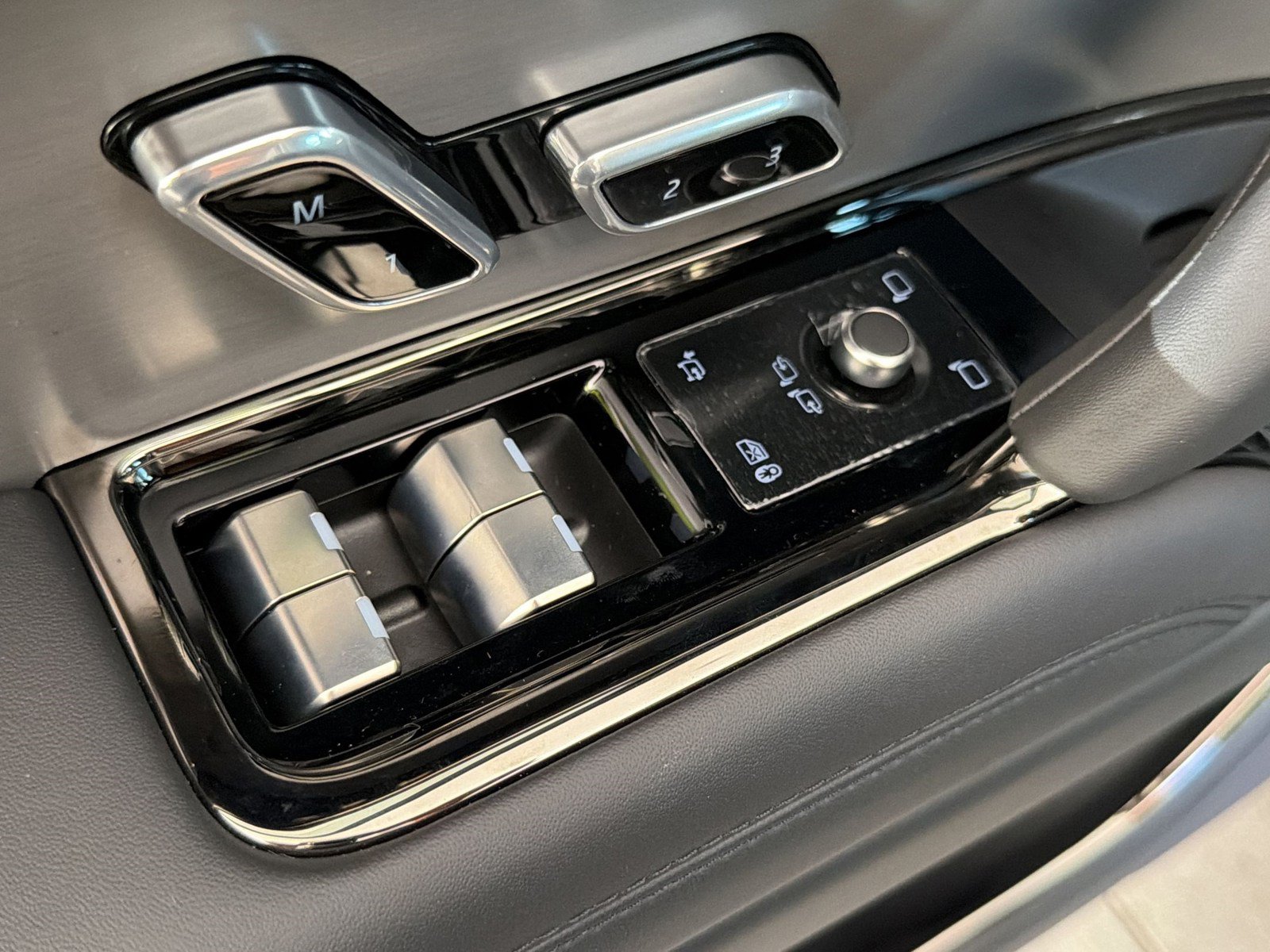 New 2026 Land Rover Range Rover Sport SE AWD/4WD image 21