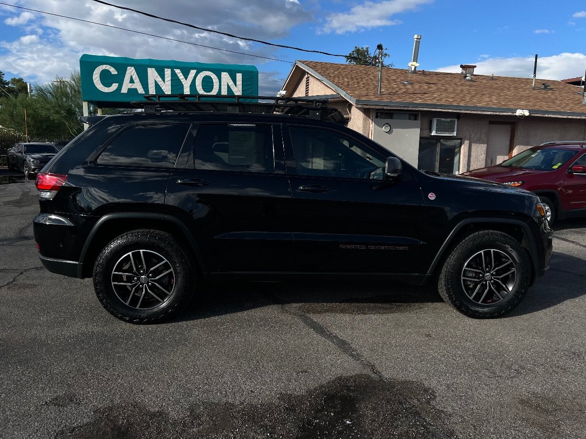 Used 2017 Jeep Grand Cherokee Trailhawk w/ Trailhawk Luxury Group AWD/4WD image 3