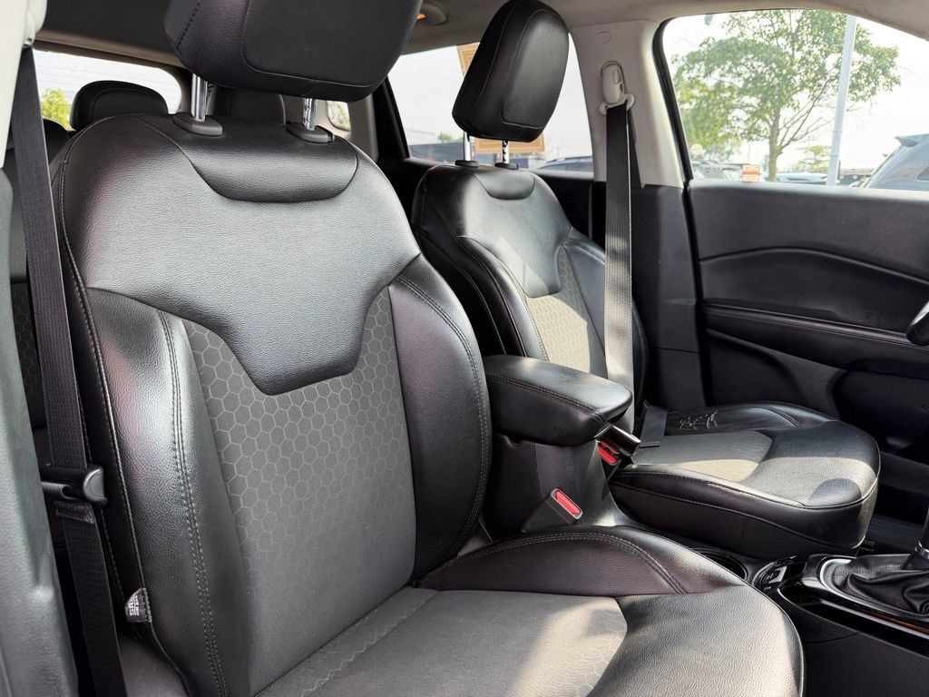 Used 2018 Jeep Compass Latitude w/ Popular Equipment Group AWD/4WD image 32