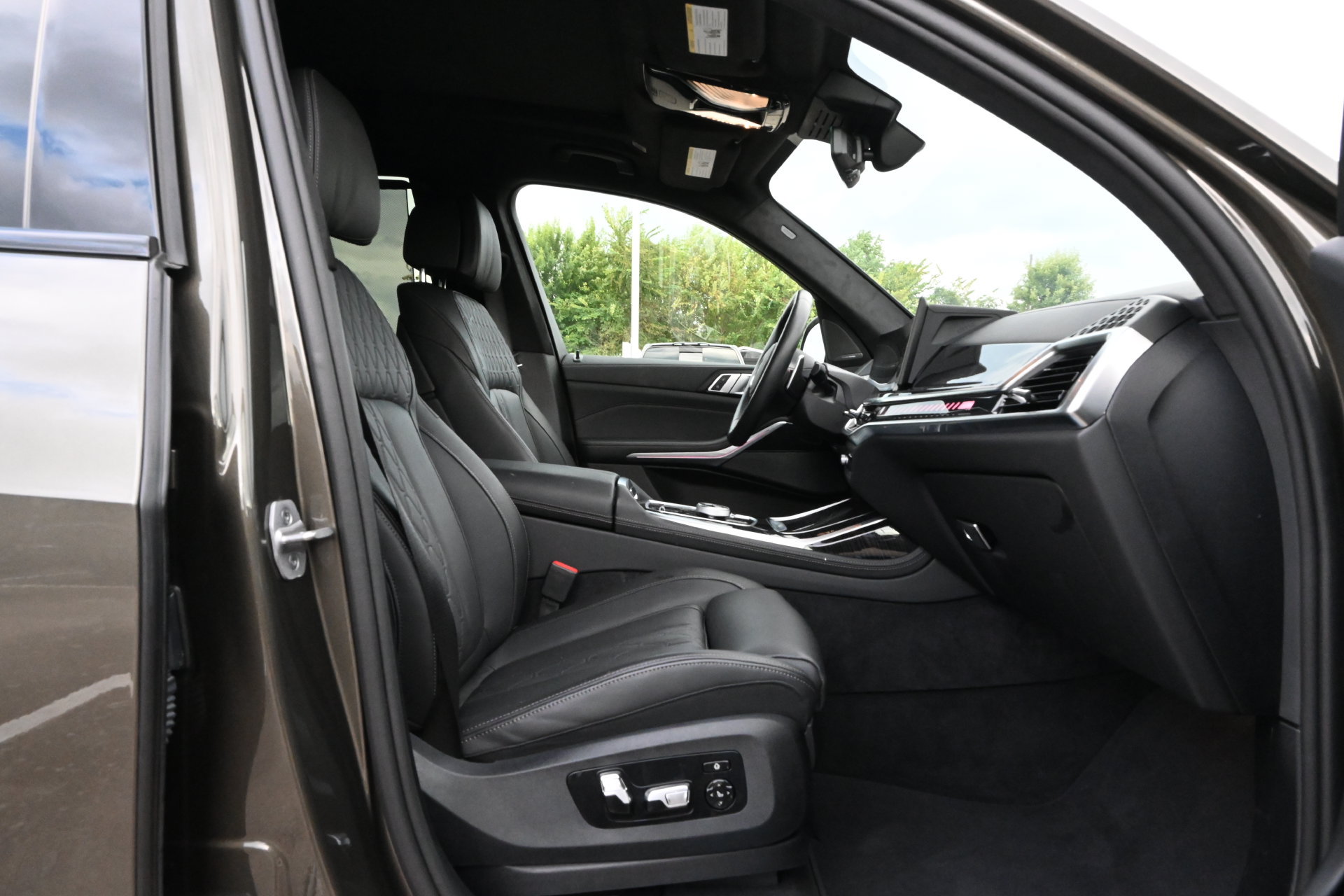 Used 2025 BMW X7 M60i AWD/4WD image 25