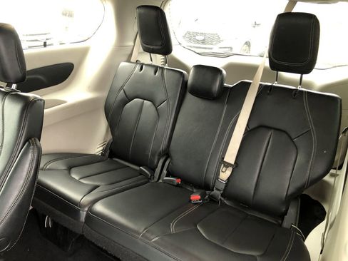 Used 2022 Chrysler Pacifica Touring-L image 12