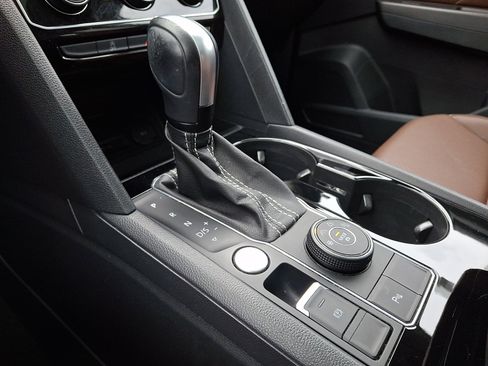 Certified 2022 Volkswagen Atlas SEL R-Line image 16