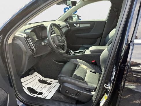 Used 2025 Volvo XC40 B5 Plus image 9