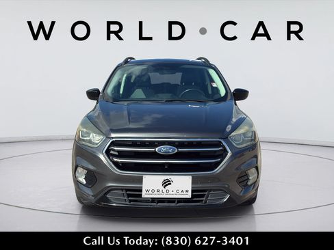 Used 2017 Ford Escape SE w/ Equipment Group 201A FWD image 9