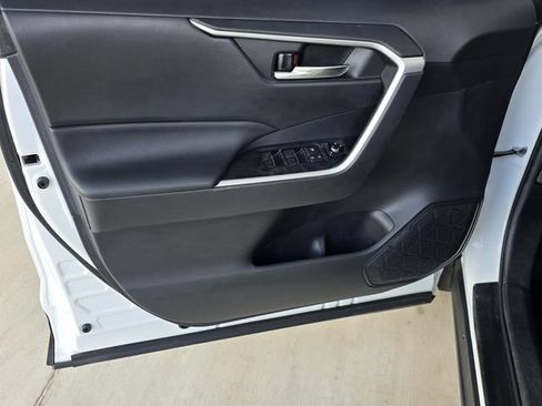 Used 2020 Toyota RAV4 XLE w/ Convenience Package FWD image 30