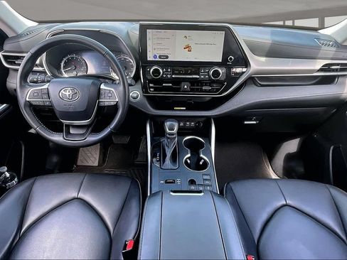 Used 2023 Toyota Highlander XLE FWD image 7