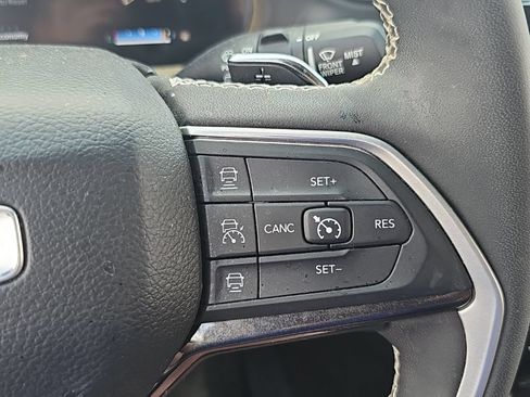 Used 2023 Jeep Grand Cherokee Altitude AWD/4WD image 11