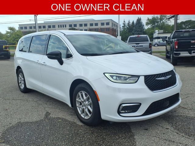Used 2024 Chrysler Pacifica Touring-L FWD image 3