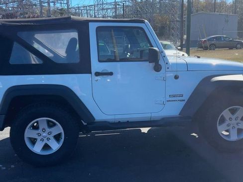 Used 2018 Jeep Wrangler Sport image 9