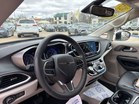 Used 2023 Chrysler Pacifica Touring-L FWD image 19