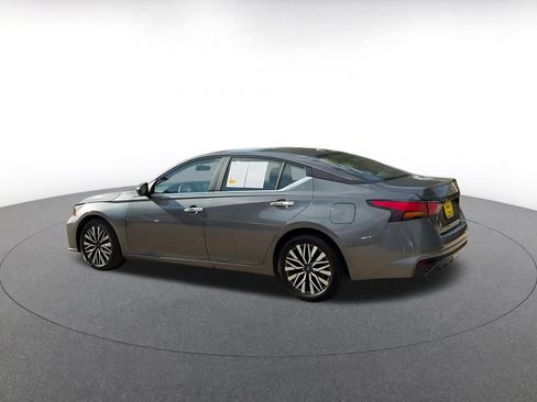 Used 2025 Nissan Altima 2.5 SV FWD image 9