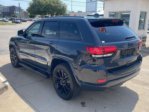 Used 2018 Jeep Grand Cherokee Altitude RWD image 4