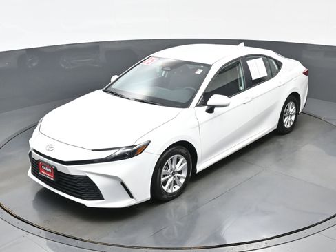 Used 2025 Toyota Camry LE FWD image 34