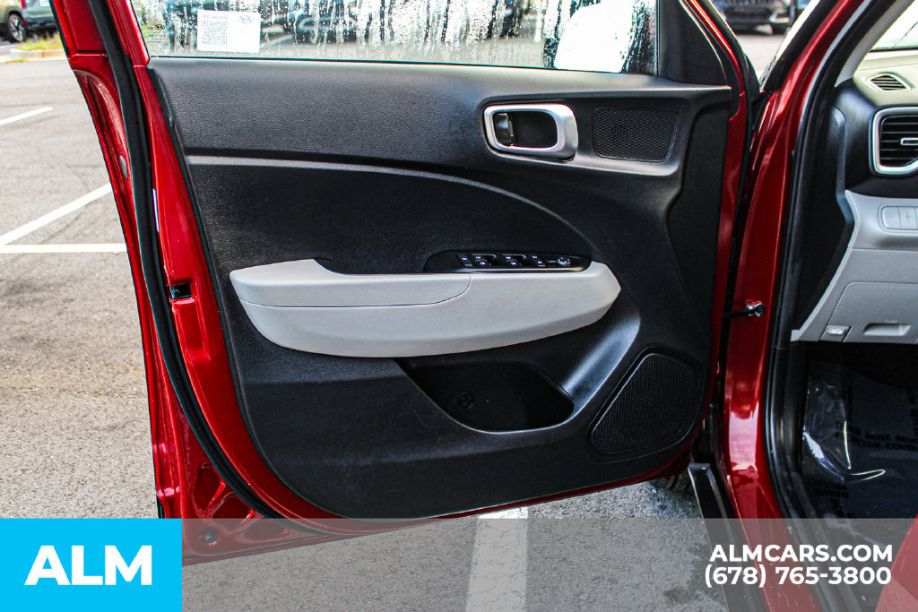 Used 2025 Hyundai Venue SEL FWD image 35