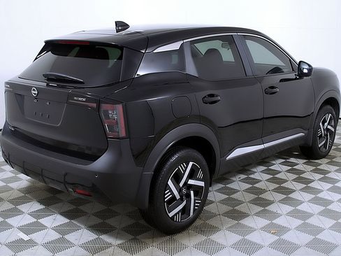 Used 2025 Nissan Kicks SV w/ Charging Package image 7