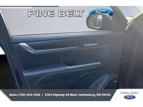Used 2025 GMC Acadia Elevation w/ Elevation Premium Package FWD image 17