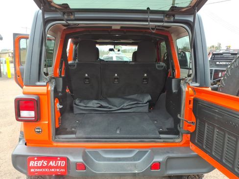 Used 2018 Jeep Wrangler Unlimited Sahara w/ Cold Weather Group AWD/4WD image 12