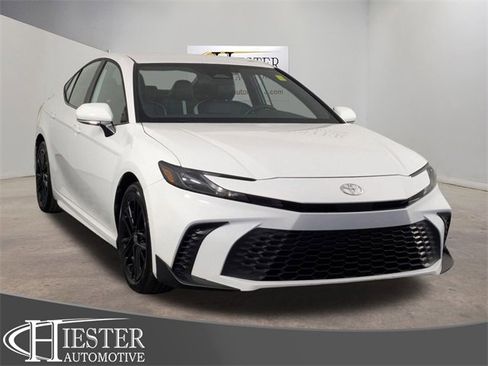 Used 2025 Toyota Camry SE image 1