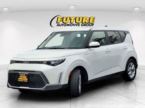 Used 2025 Kia Soul LX w/ LX Technology Package FWD image 3