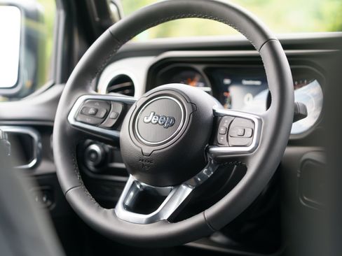 Used 2025 Jeep Wrangler Unlimited Sahara AWD/4WD image 18