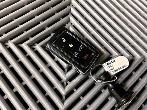 Used 2023 Jeep Grand Cherokee Overland w/ Advanced Protech Group III image 11