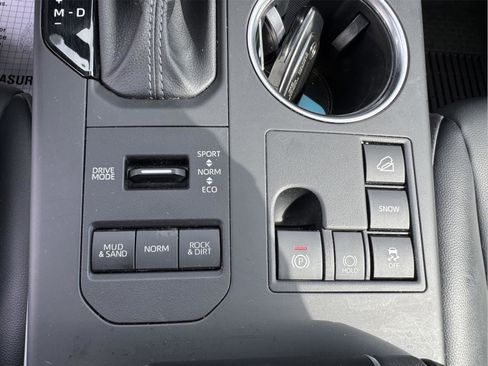 Used 2023 Toyota Highlander XLE AWD/4WD image 23