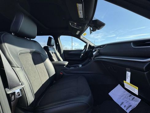 New 2025 Jeep Grand Cherokee L Altitude image 16