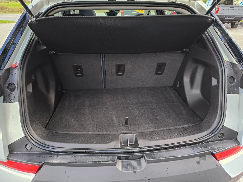 Used 2023 Chevrolet Bolt EUV Premier w/ Sun & Sound Package FWD image 21