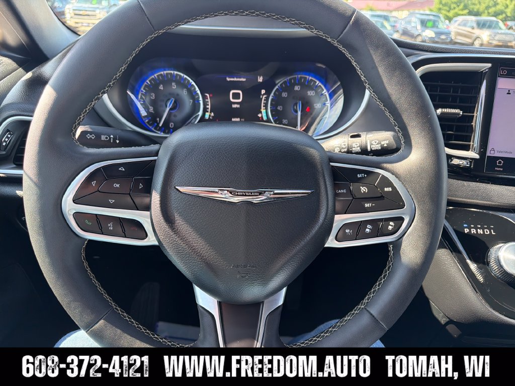 Used 2025 Chrysler Pacifica Select FWD image 13