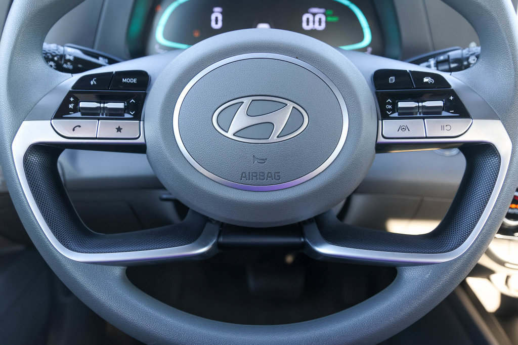 Used 2025 Hyundai Elantra Hybrid FWD image 25