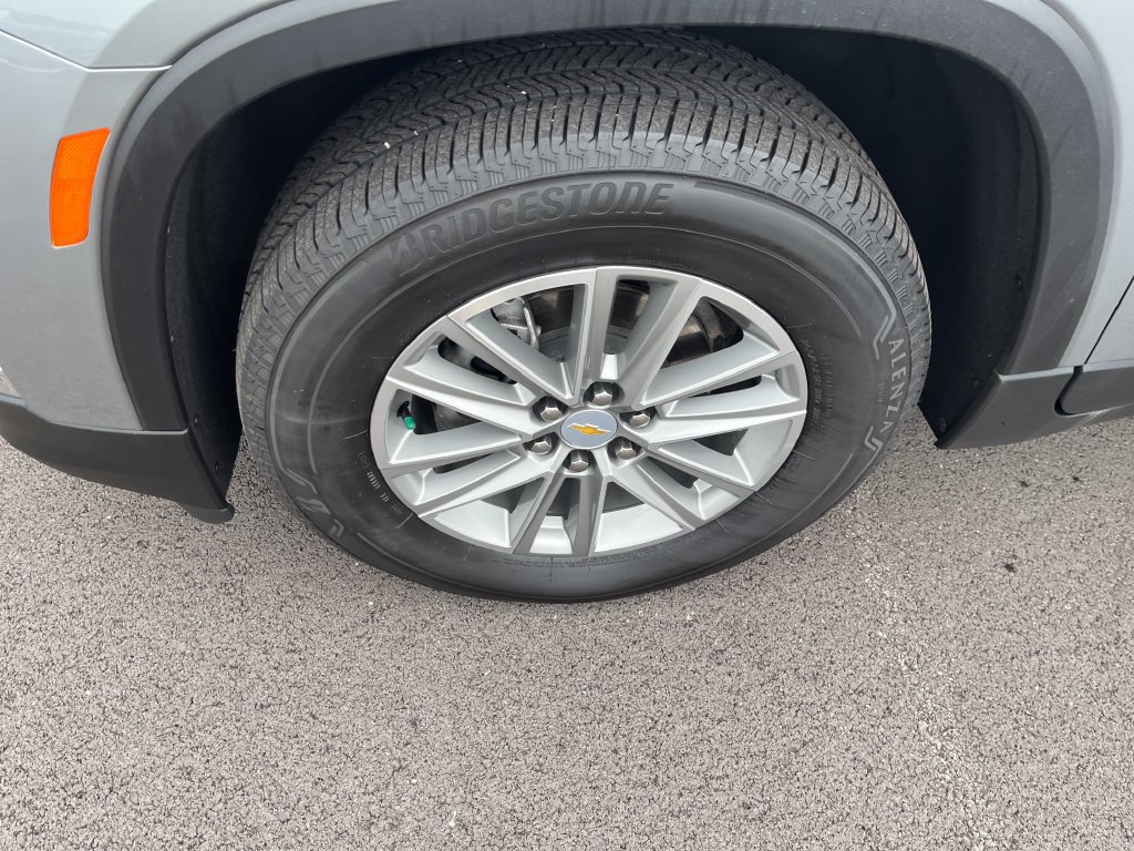 Used 2023 Chevrolet Traverse LT FWD image 9