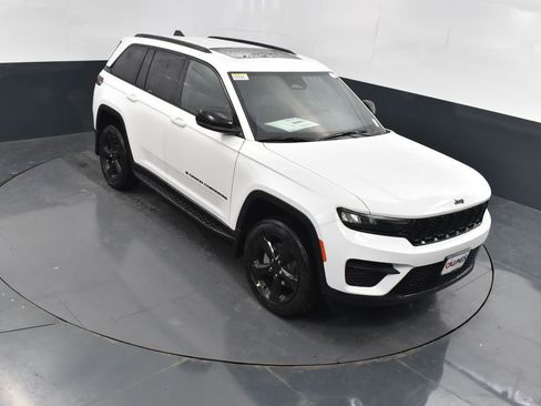 New 2025 Jeep Grand Cherokee Altitude image 29