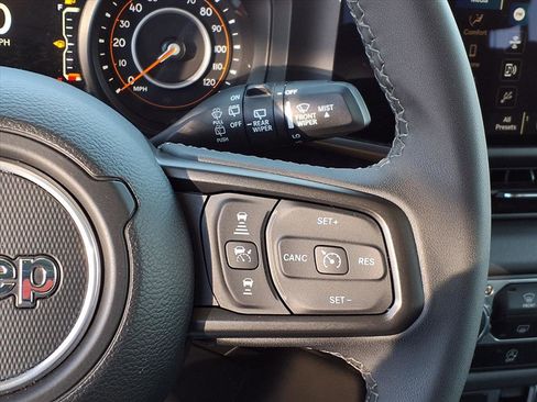 Used 2025 Jeep Wrangler Unlimited Rubicon AWD/4WD image 17