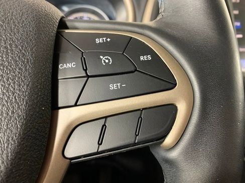 Used 2018 Jeep Cherokee Limited AWD/4WD image 18