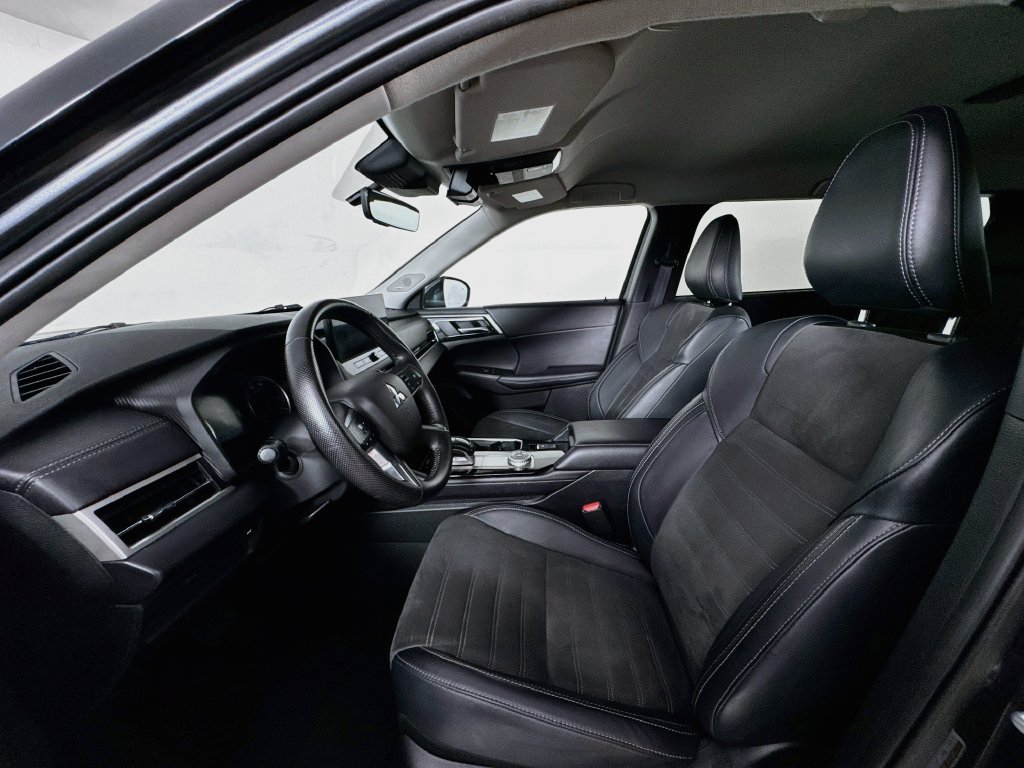 Used 2025 Mitsubishi Outlander SE FWD image 23