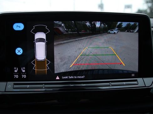 Certified 2025 Volkswagen Atlas SE image 17