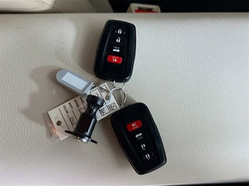 Used 2021 Toyota Camry LE image 35