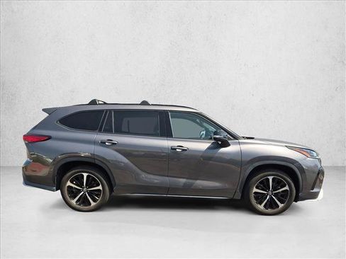 Used 2021 Toyota Highlander XSE FWD image 4
