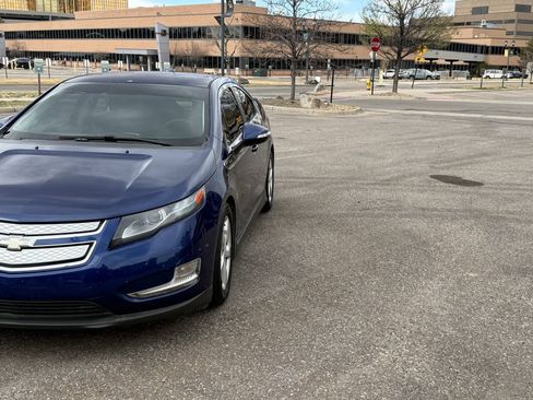 Used 2013 Chevrolet Volt FWD image 2